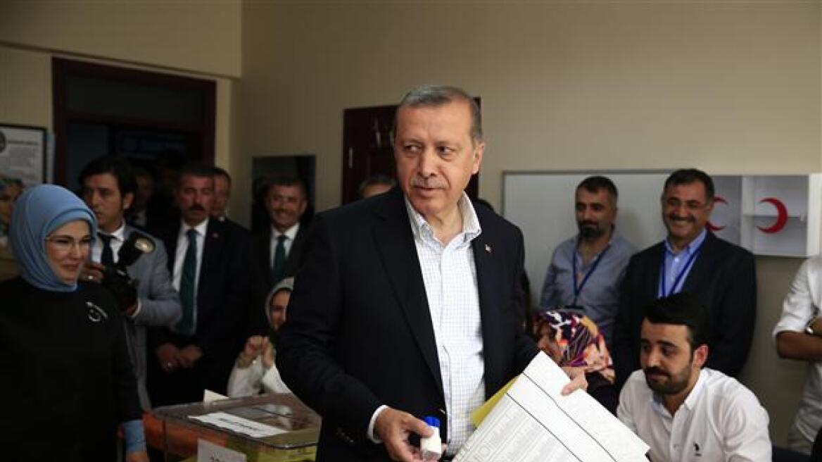 «Μπορείτε να βοηθήσετε;»: Άφαντος ο Ερντογάν μετά την εκλογική «αποτυχία»